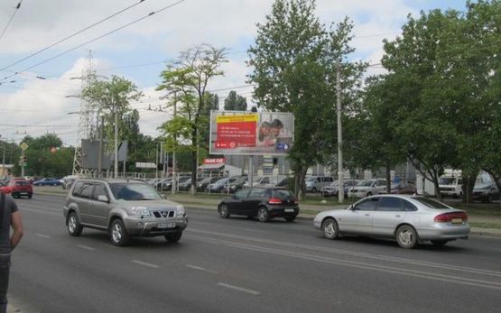Фото рекламной плоскости по адресу Космонавта Комарова ул., 12 - Инглези ул. (правая)