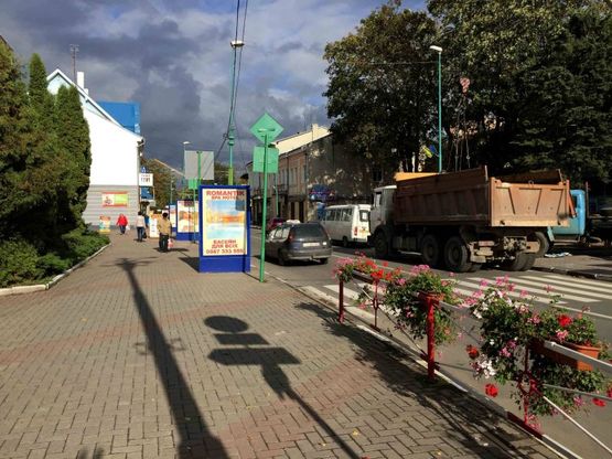 Фото рекламной плоскости по адресу вул.Мазепи, пошта (міська рада-пошта), напрямок руху на Івано-Франківськ, Богородчани