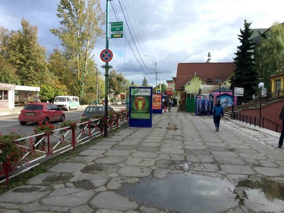 Фото рекламної площини за адресою Чороновола, центральний Універмаг, міський ринок, напрямок руху на Яремче, Буковель