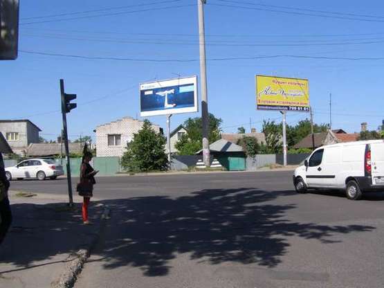 Фото рекламной плоскости по адресу Маршала Малиновського вул. - Гайдара вул., (призма) (ліва)