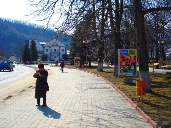 Фото рекламної площини за адресою Траса Н-09 Мукачево-Львів, Свободи, центральна міська алея, навпроти нової Церкви, напрямок руху на Буковель