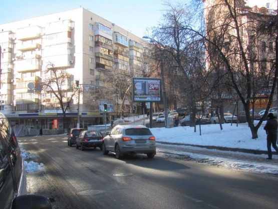 Фото рекламной плоскости по адресу Хмельницкого Богдана ул., 63 (Фонд Державного майна, ПриватБанк, выезд на ул. О.Гончара)