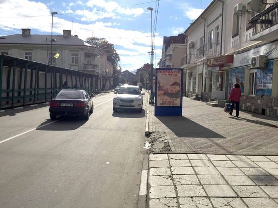 Фото рекламной плоскости по адресу вул.Мазепи, магазин Пікант (міська рада-пошта), напрямок руху на Яремче,Буковель