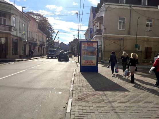 Фото рекламной плоскости по адресу вул.Мазепи, магазин Пікант (міська рада-пошта), напрямок руху на Яремче,Буковель