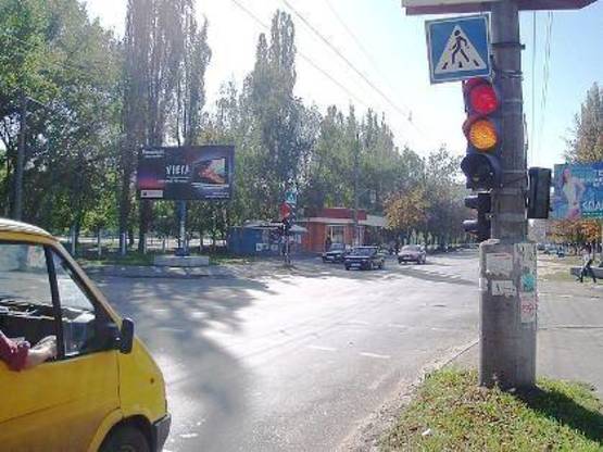 Фото рекламной плоскости по адресу ул. Троицкая (Красина), 69, перекр. с ул. Горького, напротив фитнес-клуба «Спартак», направление в центр