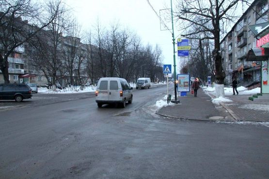 Фото рекламной плоскости по адресу Грушевського, аптека, НетГруп, автозупинка, напрямок руху до міської лікарні, с.Пнів, Пасічна, Зелена, Бистриця