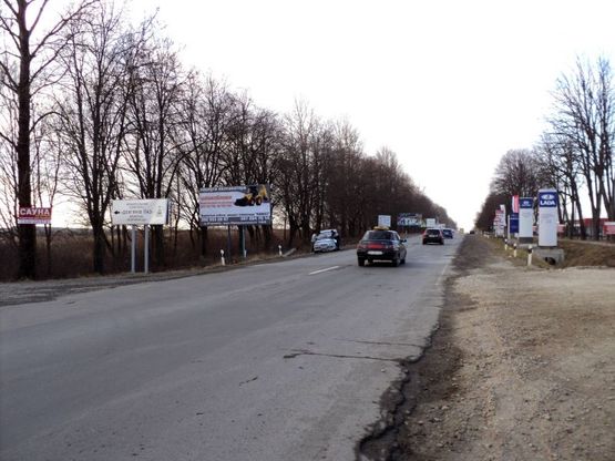 Фото рекламної площини за адресою Калуське шосе (Демянів Лаз), мережа шинних ценрів VIANOR, автосалони Alfa Romeo, Bogdan, BYD, Chevrolet, Fiat, Hyundai, Kia, Subaru, Uz-Daewoo, напрямок руху зі сторони вул.Галицька в напрямку м.Калуш
