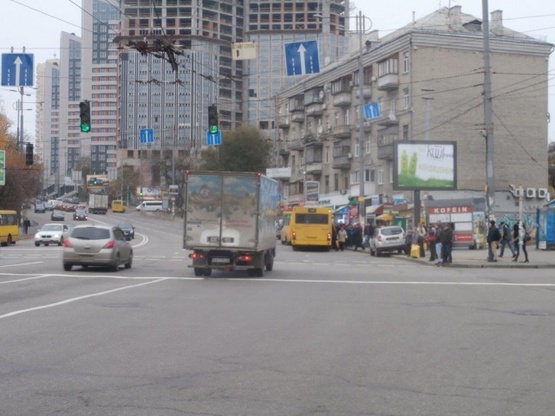 Фото рекламной плоскости по адресу Василия Липковского ул. (Урицкого) / Максима Кривоноса площадь (остановка)