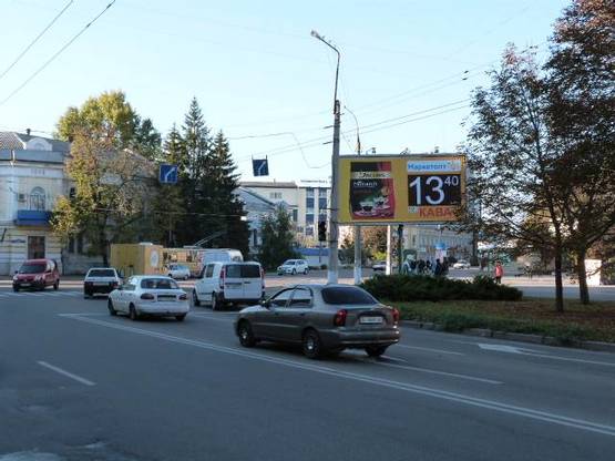 Фото рекламной плоскости по адресу просп. Свободы (ул.60л.Октября), перекр. с ул. Халаменюка и Соборной (Ленина), район ТЦ «Амстор» (супермаркеты «Сильпо», «Comfy», «Марафон»)