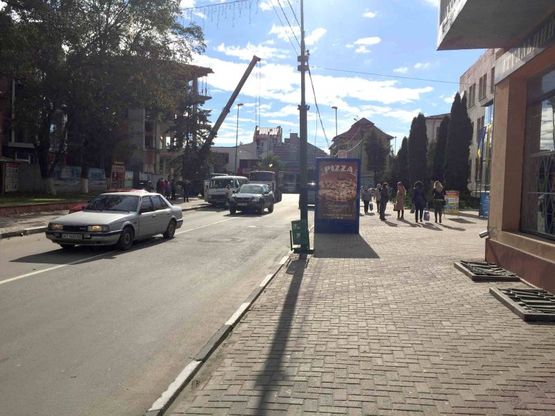 Фото рекламной плоскости по адресу вул.Мазепи, магазин Пікант (міська рада-пошта), напрямок руху на Яремче,Буковель