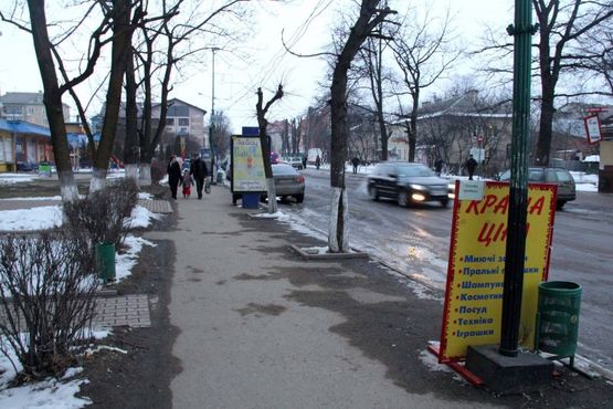 Фото рекламной плоскости по адресу Грушевського, перукарна Каприз, маг.Каштан, напрямок руху до Майдану Шевченка