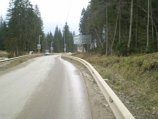 Фото рекламной плоскости по адресу Траса Н-09 Мукачево-Львів, дорога від Буковеля до Івано-Франківська (с.Поляниця), біля садиби "Ра", 300 м від Буковеля, напрямок руху на Івано-Франківськ