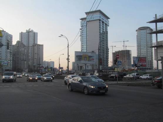 Фото рекламной плоскости по адресу Дніпровська набережна/ вул. А.Ахматової на розподільчій смузі Фото рекламной плоскости по адресу Дніпровська набережна/ вул. А.Ахматової на розподільчій смузі