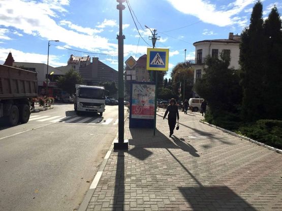 Фото рекламной плоскости по адресу вул.Мазепи, пошта (міська рада-пошта), напрямок руху на Яремче, Буковель