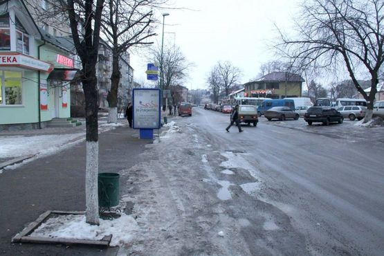 Фото рекламної площини за адресою Грушевського, аптека, НетГруп, автозупинка на Пасічну, Пнів, напрямок руху до Майдану Шевченка