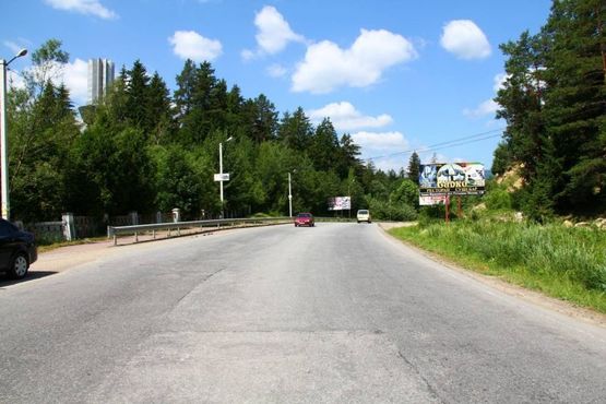 Фото рекламної площини за адресою Траса Н-09 Мукачево-Львів, в`їзд в місто зі сторони Буковеля, санаторій "Яремче", голелі Велланд, Фортуна, Панська хата, напрямок руху на Івано-Франківськ