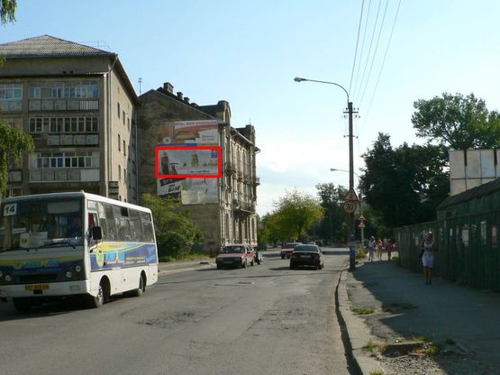 Фото рекламної площини за адресою Мазепи 83 (настінний), супермаркет Гостинний Дім, напрямок руху з центру міста вул.Січових Стрільців, Бельведерська в напрямку вул. Довженка, Набережна (супермаркетів Велес, Comfy)