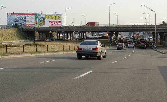 Фото рекламной плоскости по адресу Оболонский/Богатырская (разделитель) на Петровку левый