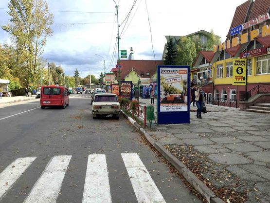 Фото рекламной плоскости по адресу Чороновола, центральний Універмаг, міський ринок, напрямок руху на Яремче, Буковель