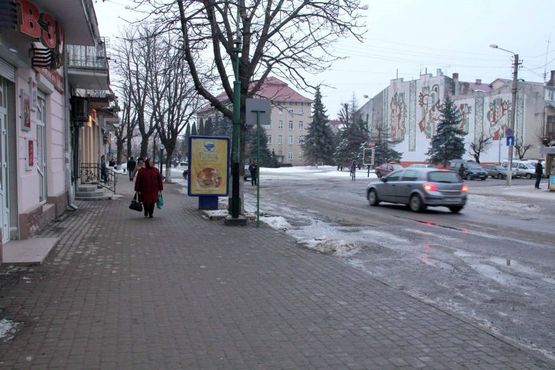 Фото рекламной плоскости по адресу Грушевського, маг. техніки "Плай", напрямок руху до Майдану Шевченка