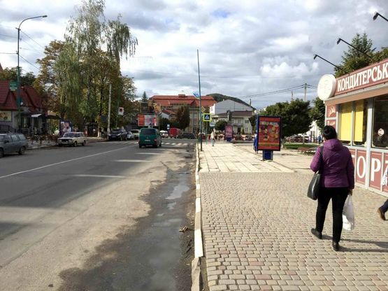 Фото рекламної площини за адресою Чорновола, навпроти Універмагу, школа №1, напрямок руху на Івано-Франківськ, Богородчани