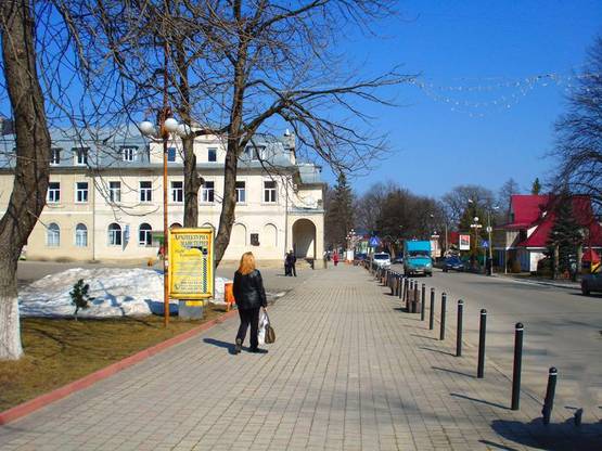 Фото рекламной плоскости по адресу Траса Н-09 Мукачево-Львів, Свободи, центральна міська алея, привокзальна площа, з/д вокзал, напрямок руху на Івано-Франківськ