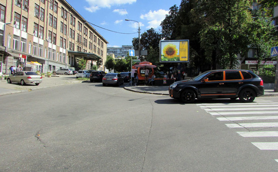 Фото рекламной плоскости по адресу Предславинская-ин.яз/Федорова (А3) СКРОЛЛЕР