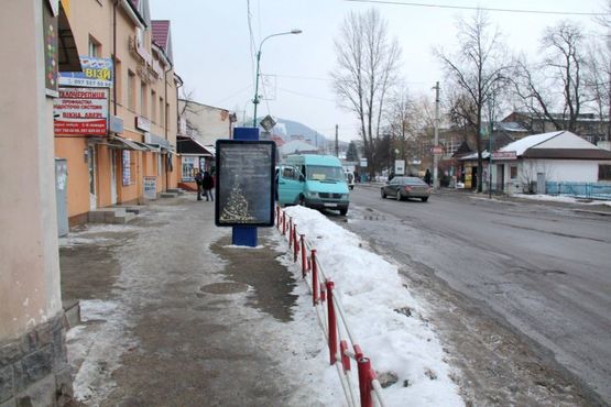 Фото рекламної площини за адресою Чороновола, автозупинка на Делятин, офісний центр Старий побут, напрямок руху на Івано-Франківськ, Богородчани