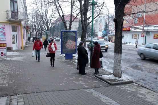Фото рекламной плоскости по адресу Грушевського, банк Аваль, маг.Делікат, піццерія Фокачо, напрямок руху до Майдану Шевченка