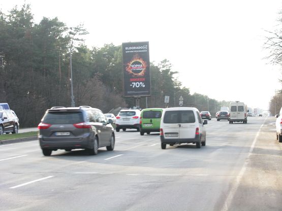 Фото рекламної площини за адресою Броварський пр., 93 на розподільчій смузі у напрямку центру