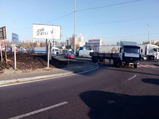 Фото рекламной плоскости по адресу Б. Окружная перед пoвoрoтoм на Вишневoе 2