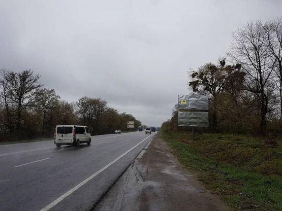 Фото рекламной плоскости по адресу Обїздна М-06, Підїзд до м.Львова, перед Дублянами АЗС Shell в сторону Львова (верхній)