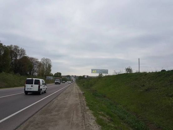 Фото рекламной плоскости по адресу Обїздна М-10, Західний обхід м. Львів, біля гот. Панська Гора в сторону МETRO (лівий) Фото рекламной плоскости по адресу Обїздна М-10, Західний обхід м. Львів, біля гот. Панська Гора в сторону МETRO (лівий)