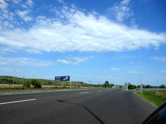 Фото рекламної площини за адресою Новообухівська траса, перед поворотом на c. Креничі, Ходосіївку, км 25+100 право