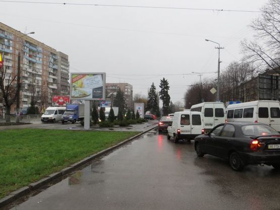 Фото рекламной плоскости по адресу 020Б6,просп. Гагаріна, 175 (на перетині з Запорізьким шосе, навпроти ресторану "McDonald`s")