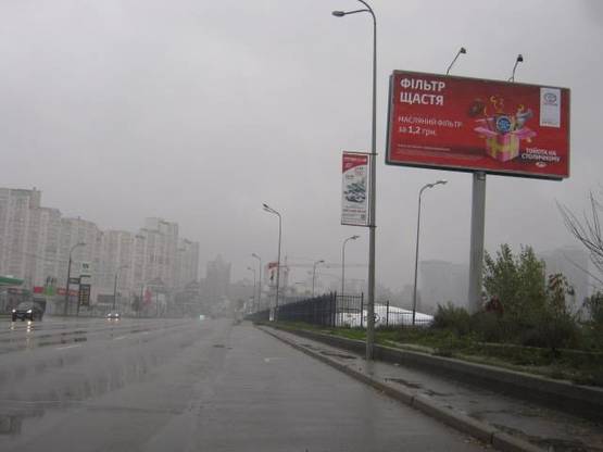 Фото рекламной плоскости по адресу Дніпровська набережна, 1500 м від залізничного мосту справа у напрямку руху до просп. Бажана (між вул. Анни Ахматової та вул. Здолбунівська)