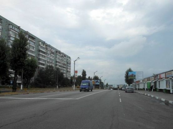 Фото рекламной плоскости по адресу м. Обухів, вул. Київська,168, навпроти ринку та житлового комплексу "Нектарний"; за поворотом до супермаркета "Велика кишеня"