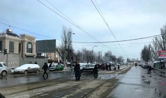 Фото рекламної площини за адресою вул. Привокзальна, 3, світлофор, зупинка, в напрямку вул. Набережна