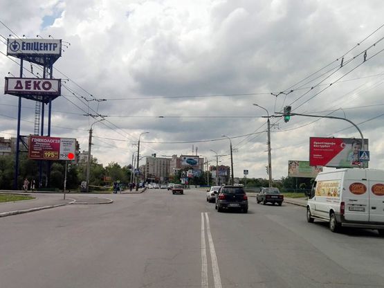 Фото рекламной плоскости по адресу перехрестя вул.М.Рибалка - "нова дорога". неподалік: ТРЦ "Оазис", "Епіцентр" (центр)