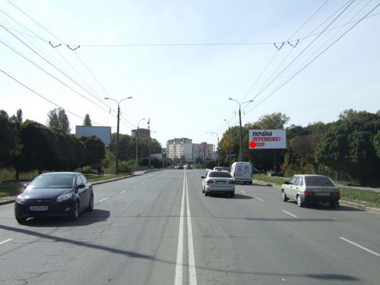 Фото рекламной плоскости по адресу вул.Свободи, мост через р.П.Буг. неподалік: автосалон "Ниссан" (центр)