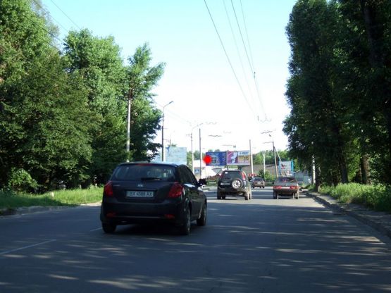 Фото рекламной плоскости по адресу Т-подібне перехрестя вул.Проскурівського підпілля - вул.Вокзальна. неподалік: велика автостоянка, парк, приватна забудова (в центр) [ліве вухо]