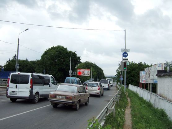 Фото рекламной плоскости по адресу вул.Толстого - вул.Грушевського (зі сторони КПП). неподалік: велика стоянка (від центру)