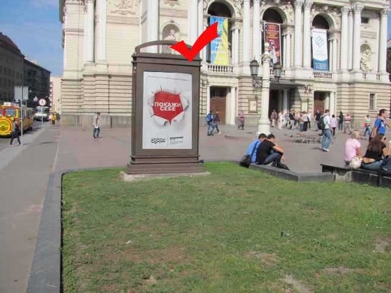 Фото рекламной плоскости по адресу пр.Свободи 28,(оперний театр) ліворуч від входу