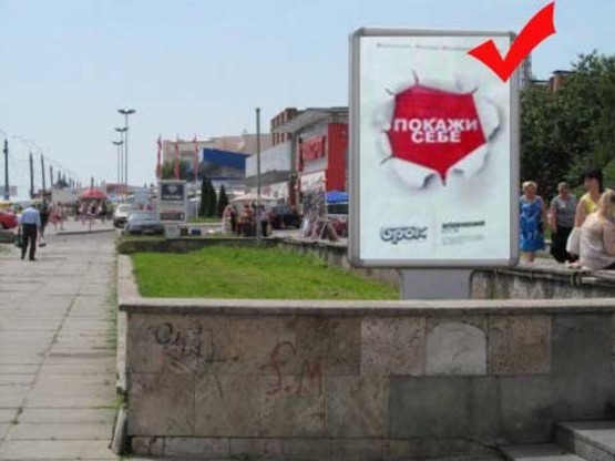 Фото рекламной плоскости по адресу вул.Кн.Ольги 106, біля входу в універмаг Львів