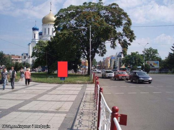 Фото рекламной плоскости по адресу пл.Кирила і Мефодія(ТЦ Україна), пішохід.перехід, автоб.зупинка, напр.-пр.Свободи