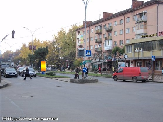 Фото рекламної площини за адресою пр.Свободи(розподільча смуга), перехрестя з вул.Капушанська, піш.перехід, напр.-пл.Кирила і Мефодія