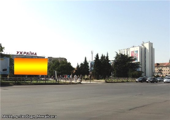 Фото рекламной плоскости по адресу пр.Свободи-вул.Минайська(пішохідний перехід) Універмаг Україна