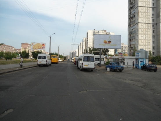 Фото рекламной плоскости по адресу пр-т Миру, 71-63, біля зупинки громадського транспорту