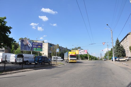 Фото рекламной плоскости по адресу вул. Осіння - вул. Богдана Хмельницького, на повороті на вул. Осінню