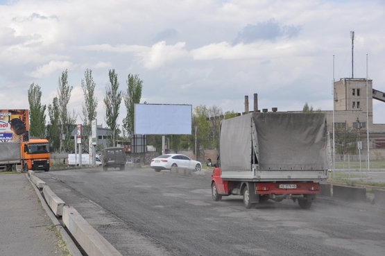 Фото рекламной плоскости по адресу вул. Дніпросталевська - авторинок (в'їзд з вул. О. Оцупа)